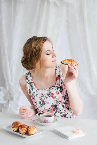 Mujer desayunando con té y cruasanes frescos caseros — Foto de Stock