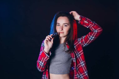  Kadın sigara elektronik sigara dumanı ile