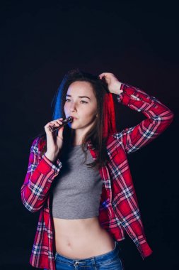  Kadın sigara elektronik sigara dumanı ile