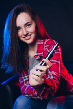  Kadın sigara elektronik sigara dumanı ile