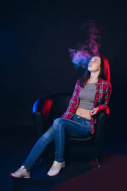  Kadın sigara elektronik sigara dumanı ile