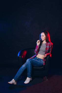  Kadın sigara elektronik sigara dumanı ile