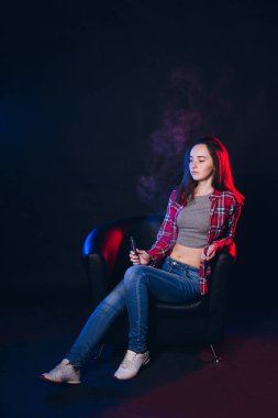  Kadın sigara elektronik sigara dumanı ile