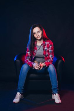  Kadın sigara elektronik sigara dumanı ile