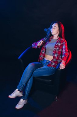  Kadın sigara elektronik sigara dumanı ile