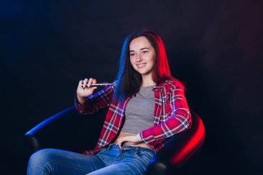  Kadın sigara elektronik sigara dumanı ile