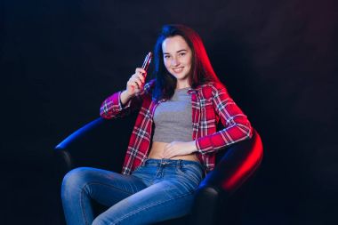  Kadın sigara elektronik sigara dumanı ile