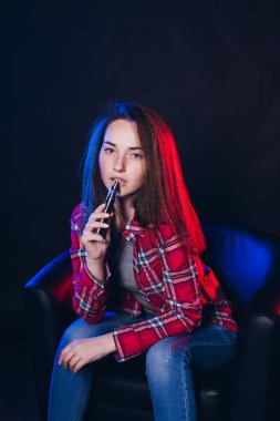  Kadın sigara elektronik sigara dumanı ile