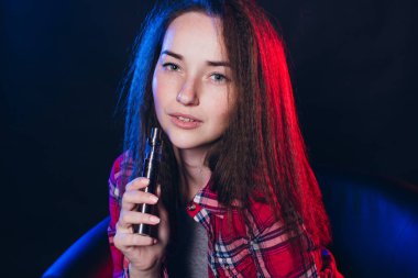  Kadın sigara elektronik sigara dumanı ile