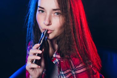  Kadın sigara elektronik sigara dumanı ile