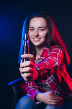  Kadın sigara elektronik sigara dumanı ile