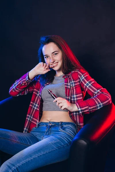  Kadın sigara elektronik sigara dumanı ile