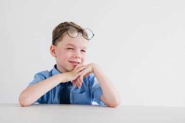 Öğrenci okul üniforması ve masada oturan gözlük