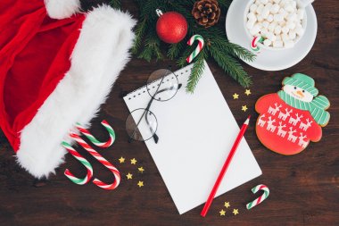 Şeker ile koyu arka plan üzerinde Noel kompozisyon