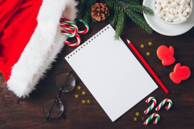 Şeker ile koyu arka plan üzerinde Noel kompozisyon