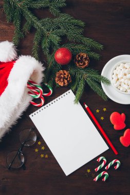 Şeker ile koyu arka plan üzerinde Noel kompozisyon