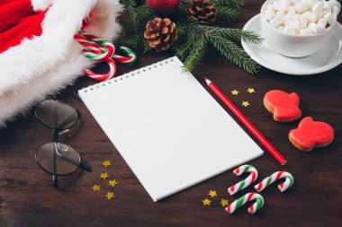Şeker ile koyu arka plan üzerinde Noel kompozisyon