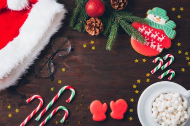 Şeker ile koyu arka plan üzerinde Noel kompozisyon