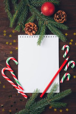 Şeker ile koyu arka plan üzerinde Noel kompozisyon