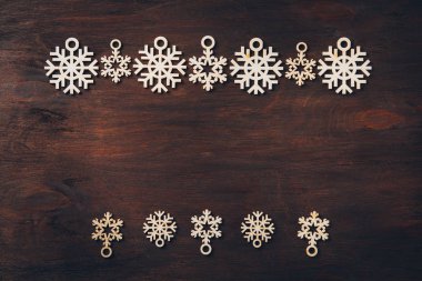 Karanlık bir arka plan üzerinde ahşap kar taneleri