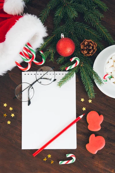 Şeker ile koyu arka plan üzerinde Noel kompozisyon