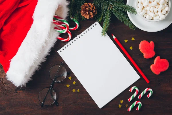 Şeker ile koyu arka plan üzerinde Noel kompozisyon