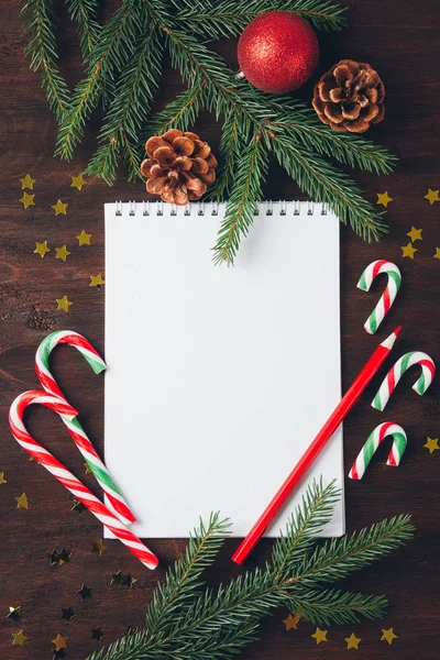 Şeker ile koyu arka plan üzerinde Noel kompozisyon