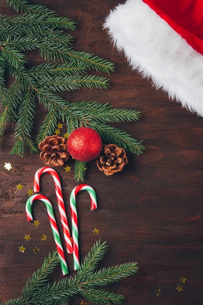 Şeker ile koyu arka plan üzerinde Noel kompozisyon