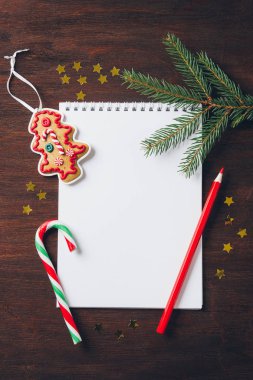 Şekerler, köknar ağacı dalları, Noel oyuncak ile koyu arka plan, 