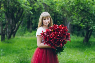 Kız mor zambaklar büyük bir buket 