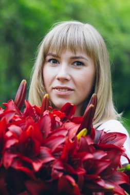 Kız mor zambaklar büyük bir buket 