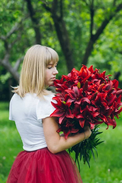 Kız mor zambaklar büyük bir buket 