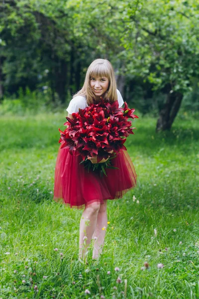 Kız mor zambaklar büyük bir buket 