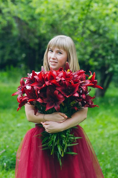 Kız mor zambaklar büyük bir buket 