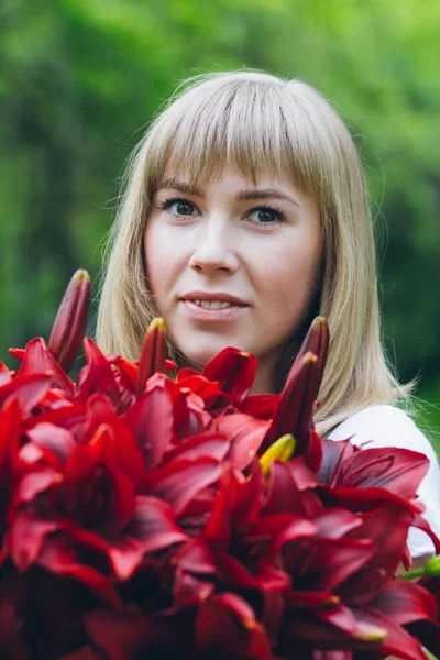 Kız mor zambaklar büyük bir buket 