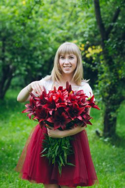 Kız mor zambaklar büyük bir buket 