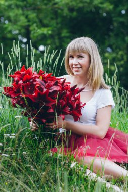 Kız mor zambaklar büyük bir buket 