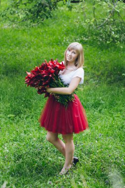 Kız mor zambaklar büyük bir buket 