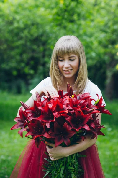 Kız mor zambaklar büyük bir buket 