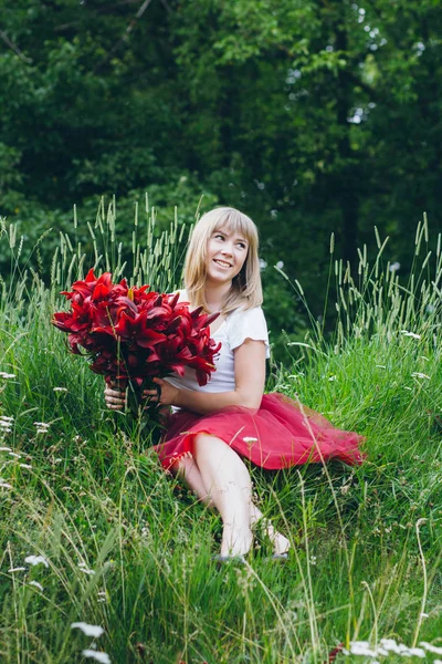 Kız mor zambaklar büyük bir buket 