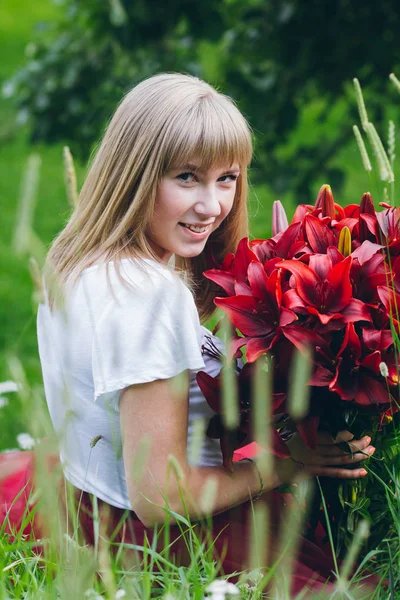 Kız mor zambaklar büyük bir buket 