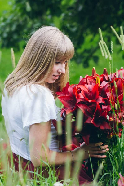 Kız mor zambaklar büyük bir buket 