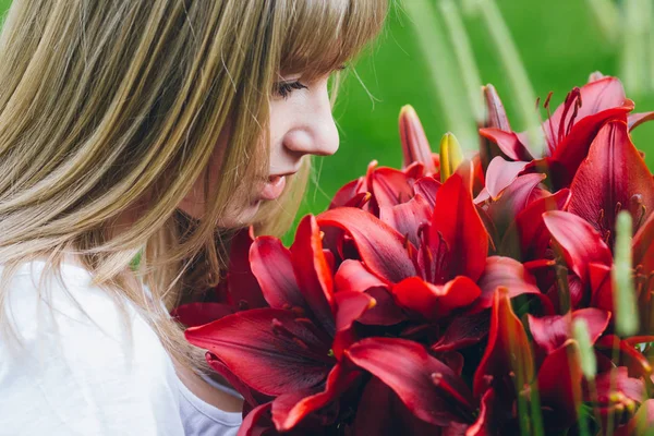 Kız mor zambaklar büyük bir buket 