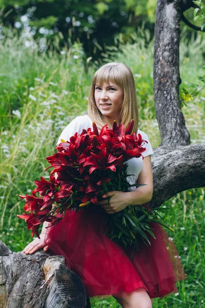 Kız mor zambaklar büyük bir buket 