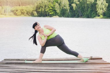 Kadın yoga köprüde yaz aylarında yok.
