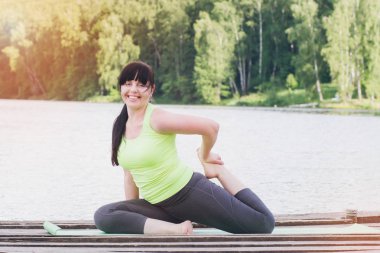 Kadın yoga köprüde yaz aylarında yok.