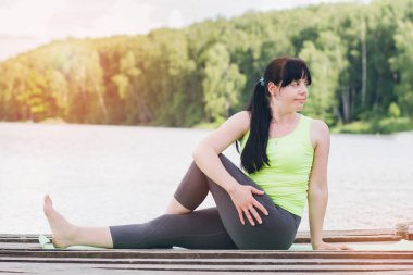 Kadın yoga köprüde yaz aylarında yok.