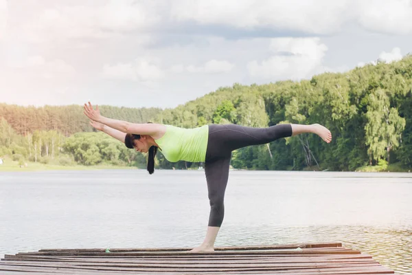 Donna fa yoga sul ponte in estate — Foto Stock