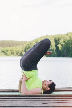 Kadın yoga köprüde yaz aylarında yok.