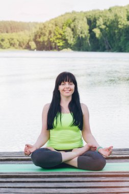 Kadın yoga köprüde yaz aylarında yok.